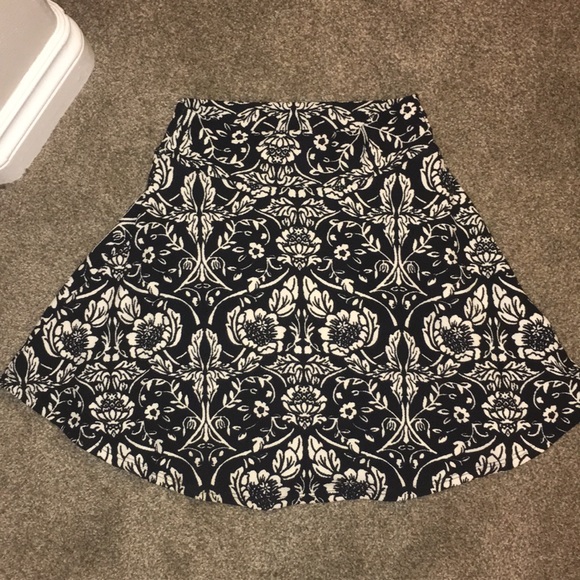 Black and white skirt - Picture 1 of 2